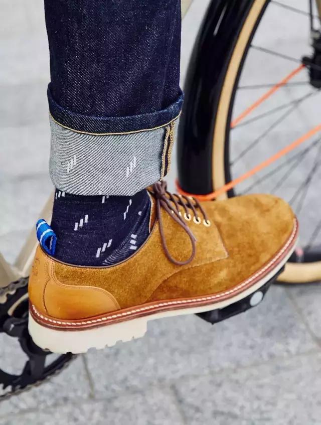 你在单车上看风景，别人却都在笑话你