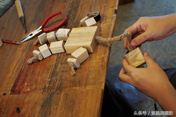 我们是谁？游客！我们做啥？木工！怎么做？打酱油！