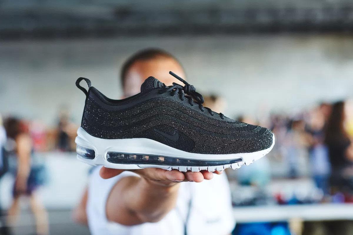 战斗民族也爱Supreme莫斯科球鞋市集出现各式天价客制球鞋