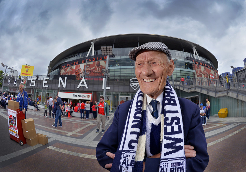 英超首轮爆满的山楂球场,空了一个座位