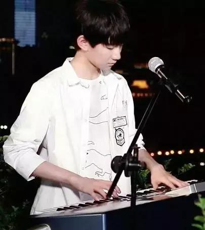 爱豆弹钢琴视频,会弹钢琴的女爱豆