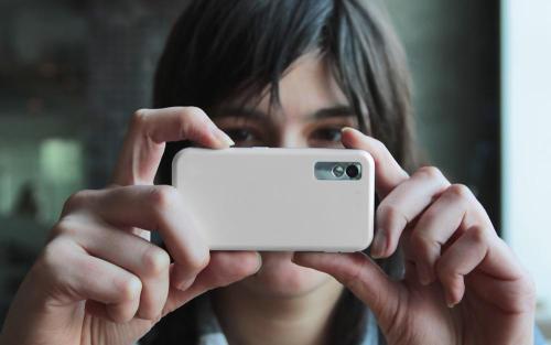 手机摄像头进灰尘属于质量问题吗,手机摄像头进灰尘了模糊怎么办