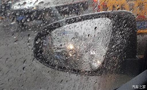 雨天汽车玻璃刮了模糊怎么处理,雨天开车车窗视线模糊怎么处理