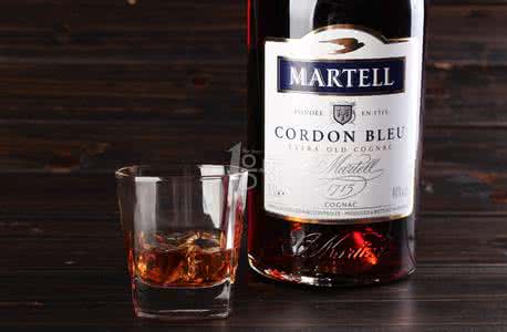 长颈白兰地洋酒,无酒不成宴