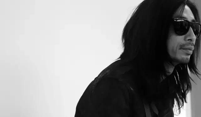 谢天笑每个人都一样,谢天笑消失在黑夜里