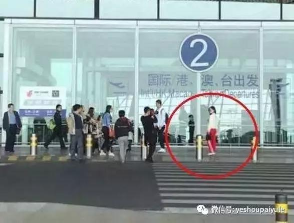 明星尬拍名场面,明星机场撞柱子尬舞