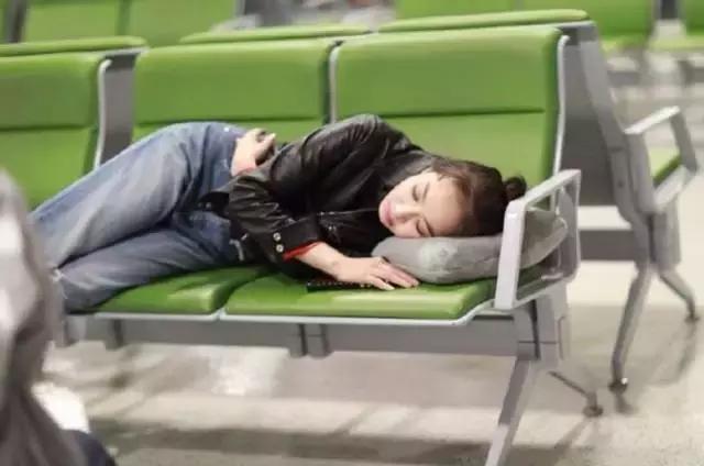 明星尬拍名场面,明星机场撞柱子尬舞