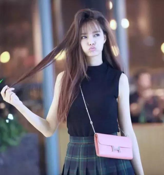 明星尬拍名场面,明星机场撞柱子尬舞