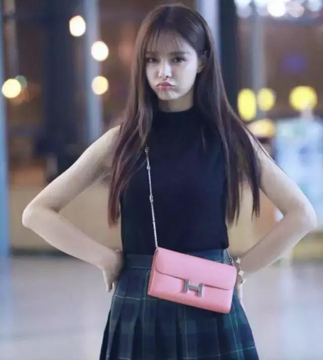 明星尬拍名场面,明星机场撞柱子尬舞