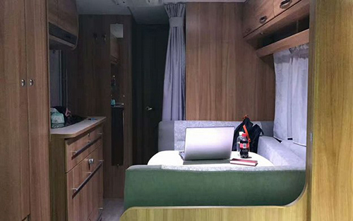 若尔盖草原房车营地,草原深处的房车营地