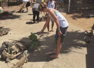 我想，把同桌地上的那个小东西拿过来我用