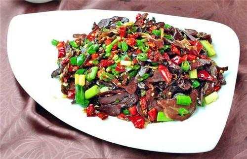 猪耳朵猪头肉猪脚怎么做好吃,煮猪头猪大肠最正宗的做法