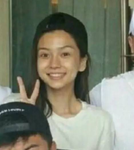 哈哈哈*靠我**一瓶素颜霜骗到了现任男票，他还一直以为我真素颜