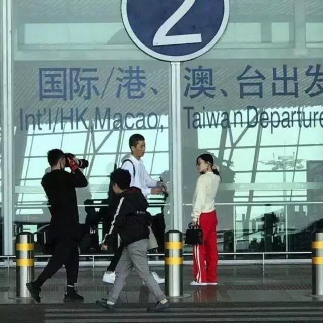 明星尬拍名场面,明星机场撞柱子尬舞