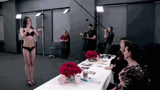 奚梦瑶刘雯维密粉色合照,上海维密秀何穗刘雯奚梦瑶