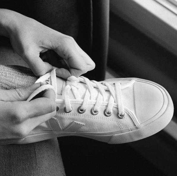 帆布鞋也能穿出女王风范,帆布鞋也能穿出高级感