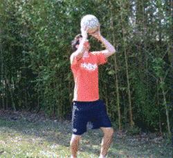 业余足球基础教学！海豹式头部颠球，提球感的正确打开方式！