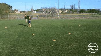 足球如何提高转身能力教案,足球背身拿球转身过人教学