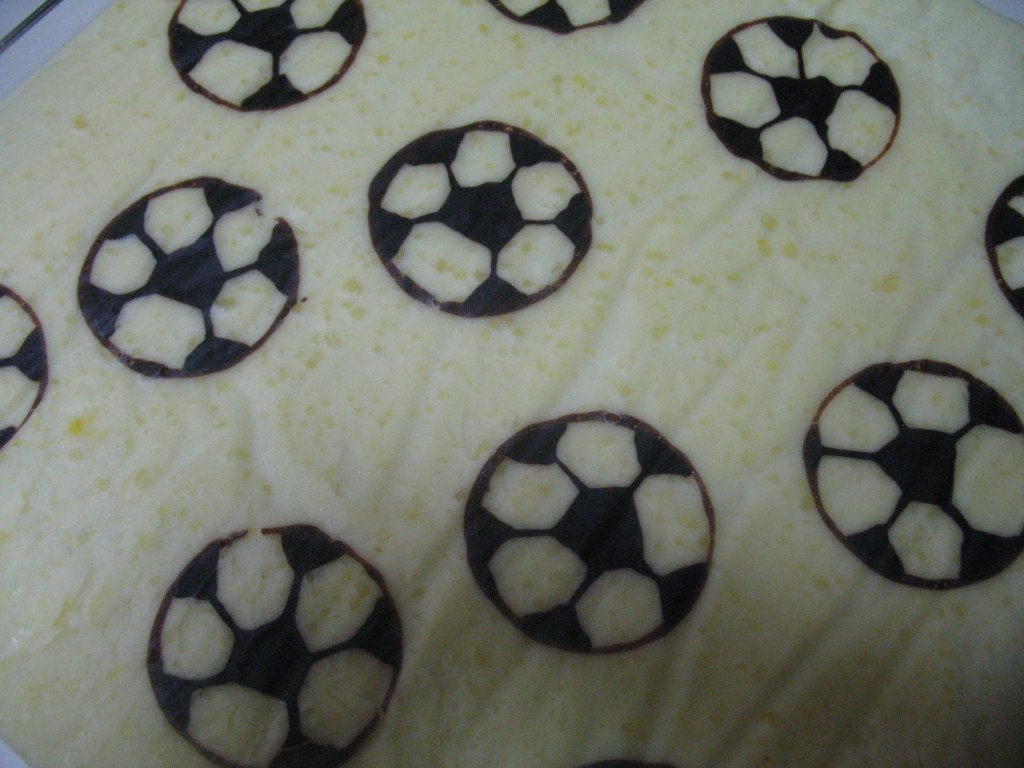 蜗牛壳烘焙之旅：喜爱足球和甜品的看过来，足球蛋糕卷来啦