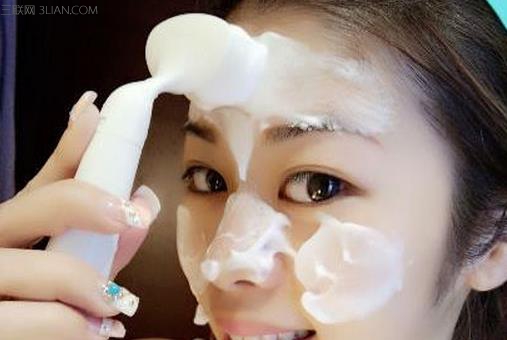 儿童脸上出油可以用皂基洗面奶 (军训出油后可以用皂基洗面奶吗)