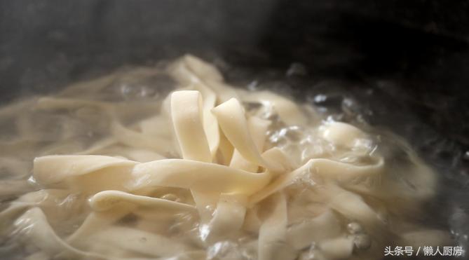 教你做一碗油泼辣子面,教你做油泼面的方法