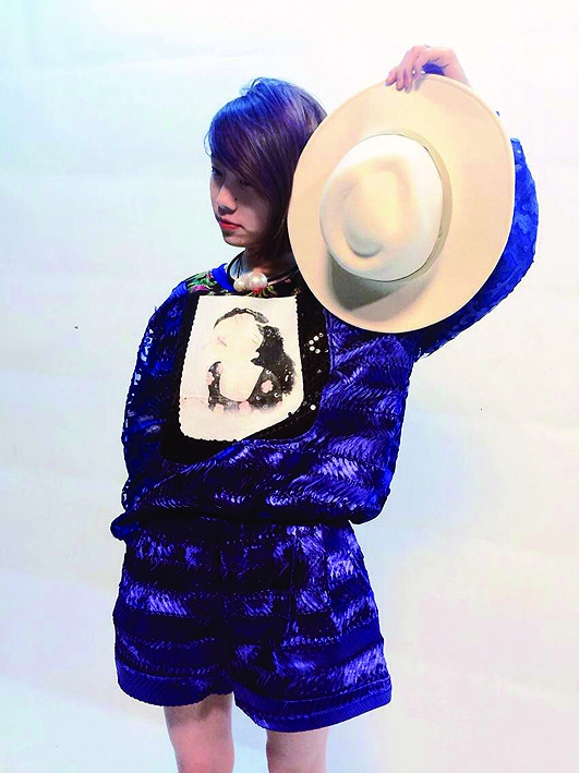 肤色黄适合什么颜色衣服女生,女人穿哪个颜色的衣服更有魅力