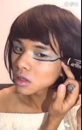 靠一只马克笔化妆为人间*物尤**！深扒网红艾克里里和他的娇喘助理！