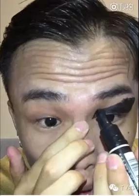 靠一只马克笔化妆为人间*物尤**！深扒网红艾克里里和他的娇喘助理！