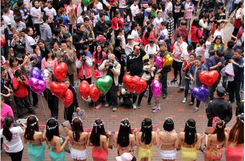 爆料！桂林现“A3姐手撕A4腰美女”