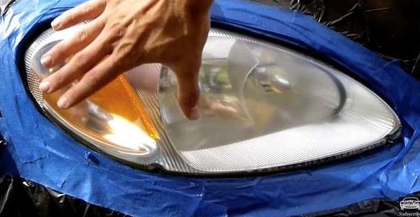 他拿出砂纸把雾化的车灯来回的擦,接下来神奇的事情发生了!