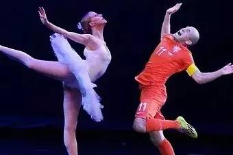 十大现役足球运动员跳水,基本功不扎实但速度快的足球明星