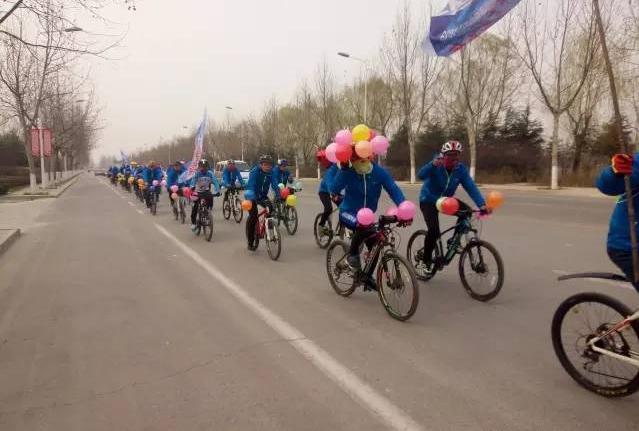 东阿小伙结婚,淮南小伙骑自行车接亲