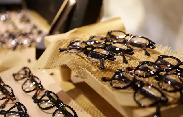 普通男人戴眼镜显得沉稳了,戴眼镜的男人如何保持帅气