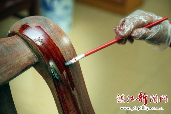 报社惠民筑平台扬善举东红厚义修家具解民忧