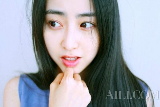 你看，那姑娘连“素颜”都那么美！