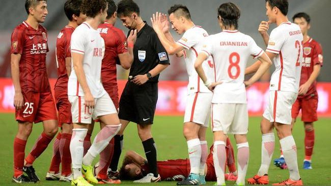 昏哨一战亮9张黄牌,足协新政对国安的影响与应对