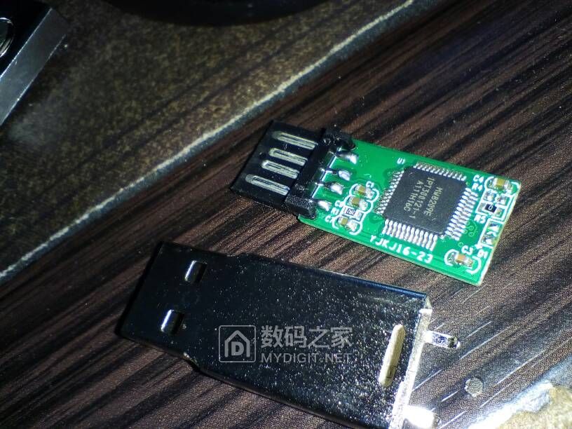 夜市买了一个64GBSONYu盘，拆开一看，果然翻车了！