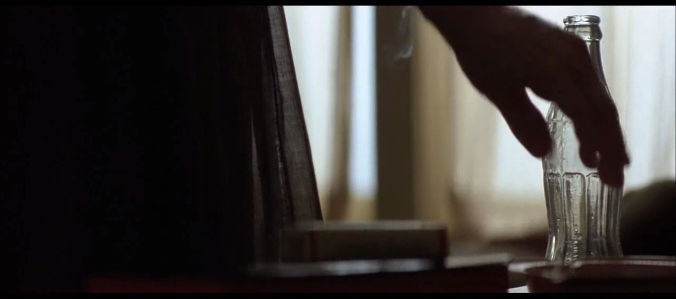 人性的丑恶在此刻一览无遗,人性是扭曲的不忍直视的