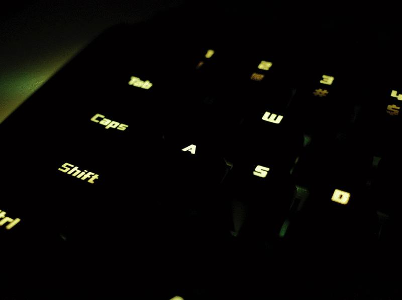 在屋里打乒乓球,在房间打乒乓球