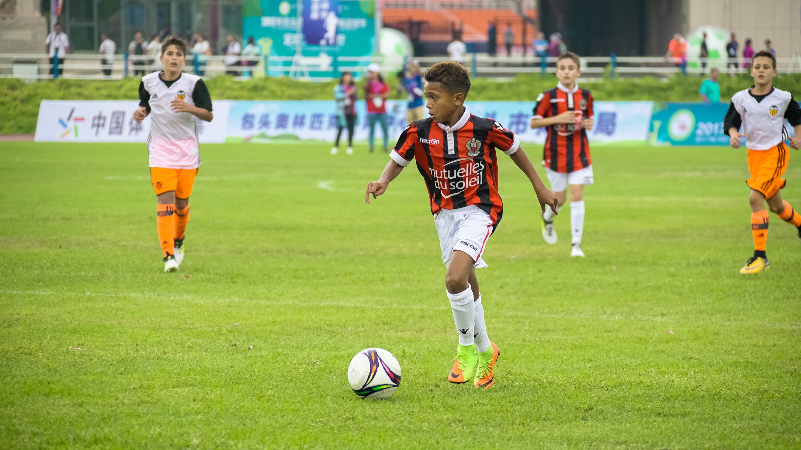 国际球星罗纳尔迪尼奥出席中国包头市足球节助力包头足球腾飞