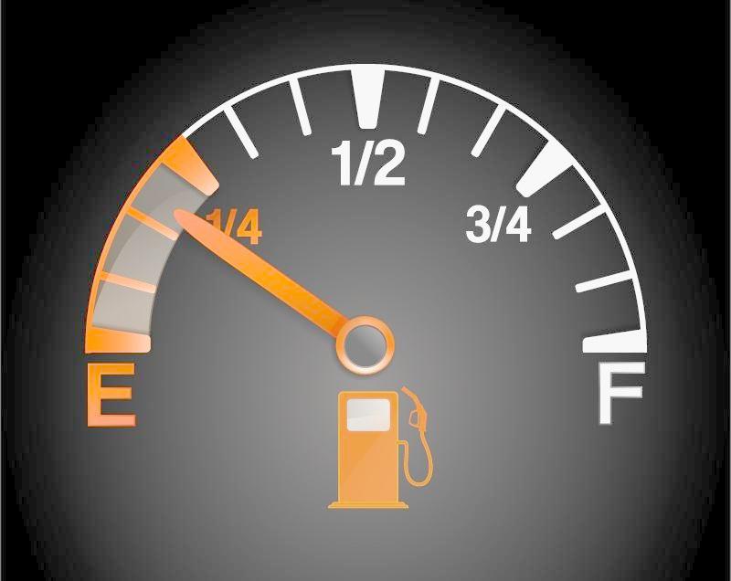 汽车油量显示满却公里数不对,汽车油箱在仪表盘显示剩多少油