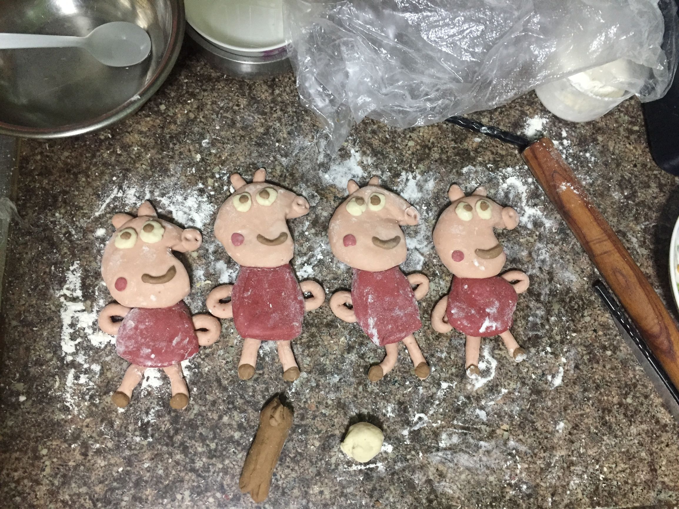 小猪佩奇做雪糕和面包,小猪佩奇做可以吃的小馒头