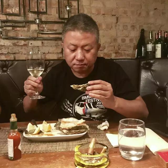拿保温杯的中年男人,赵明义手里的保温杯