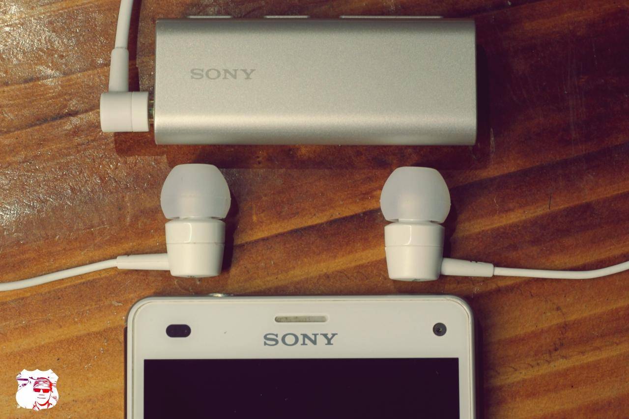 手握保温杯婴幼儿,手拿的保温杯