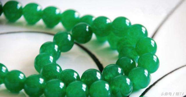 这9种长得很像翡翠的石头，价格很便宜，买错你就吃大亏