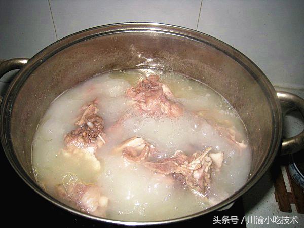 一碗正宗重庆酸辣粉需要15种调料,一碗8元钱的酸辣粉要放多少汤水