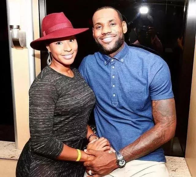 从高中到现在,詹姆斯遇到这么多女人,最后还是和初恋在一起