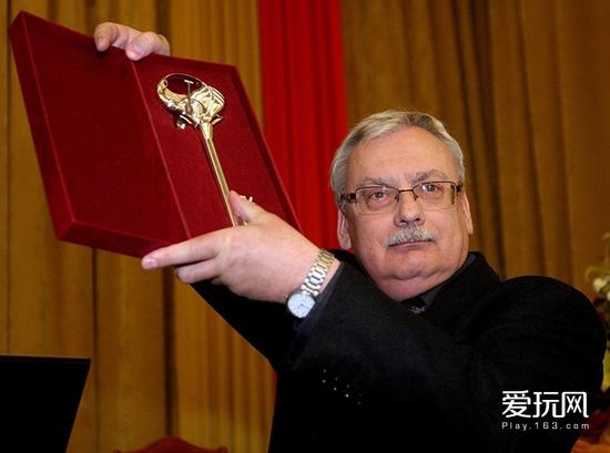 昆特牌国服有邀请奖励吗,昆特牌线下比赛吗