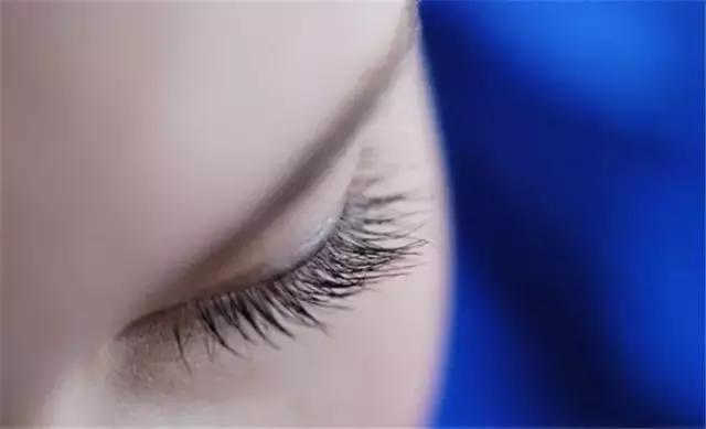 睫毛怎么刷又长又密又好看,怎样刷睫毛睫毛会变得更长