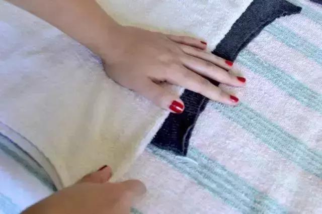 夏季衣服缩水了怎么让它变回原形,羊毛衣服机洗缩水了怎么恢复原样